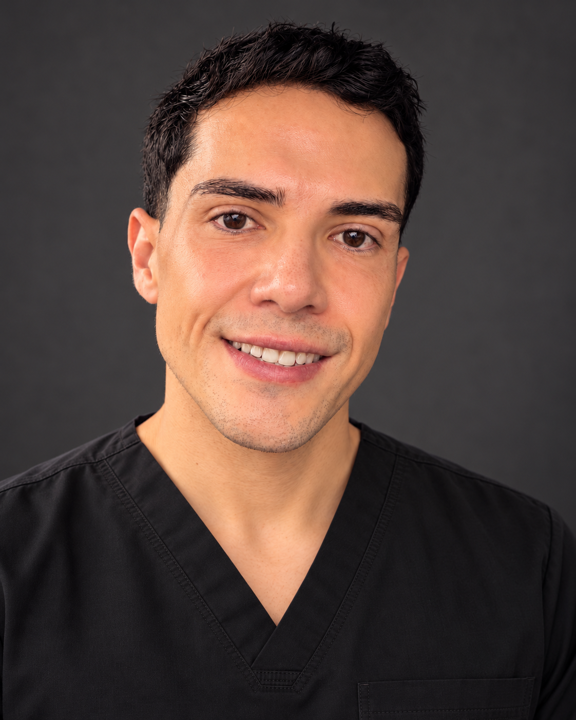 Retrato del Dr. Andrés Dietz con uniforme clínico negro